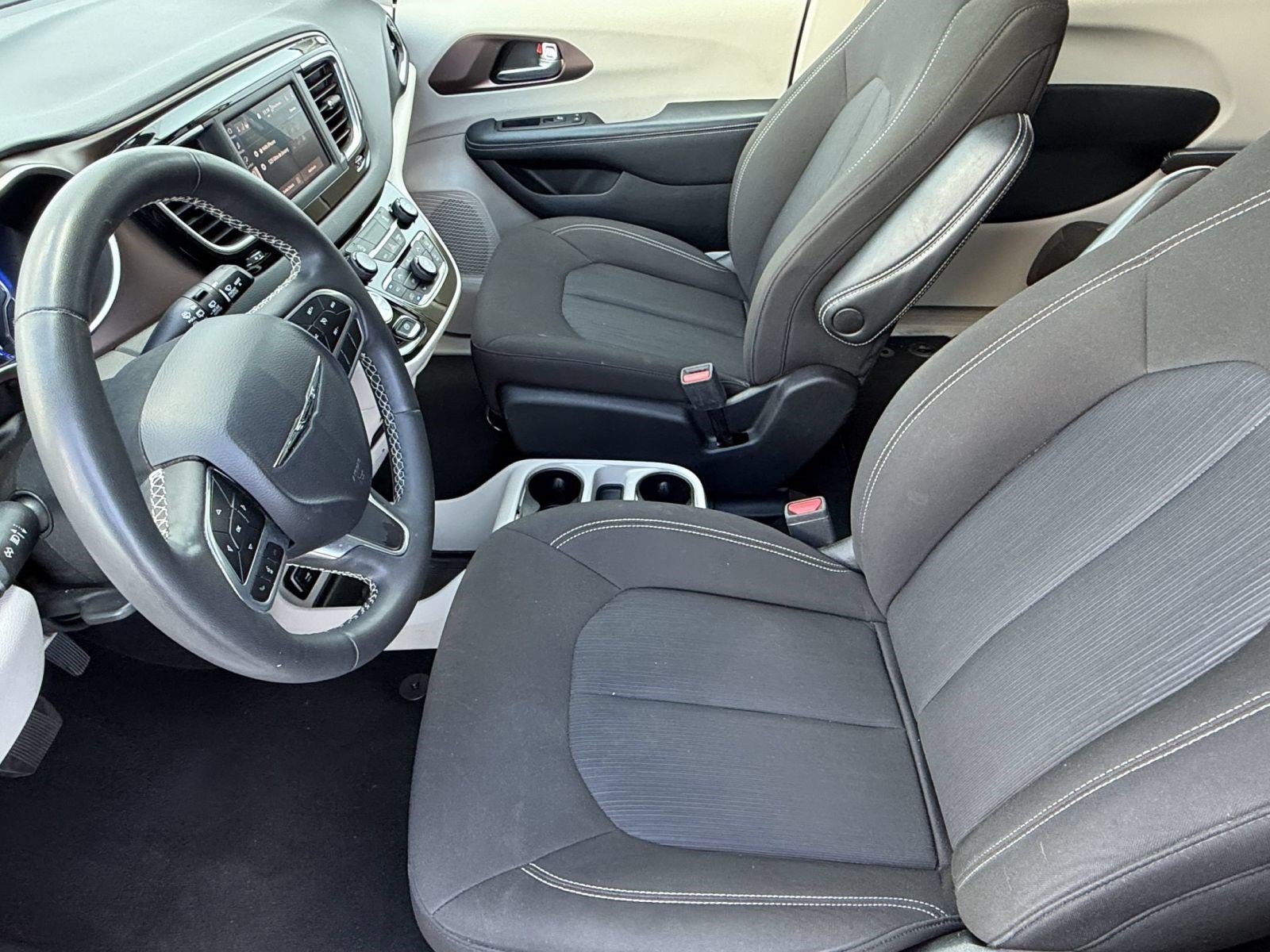 Used 2023 Chrysler Voyager LX FWD image 5