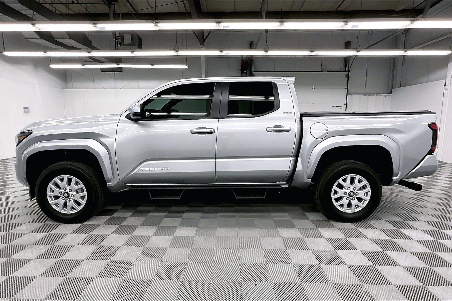 Used 2025 Toyota Tacoma SR5 AWD/4WD image 13