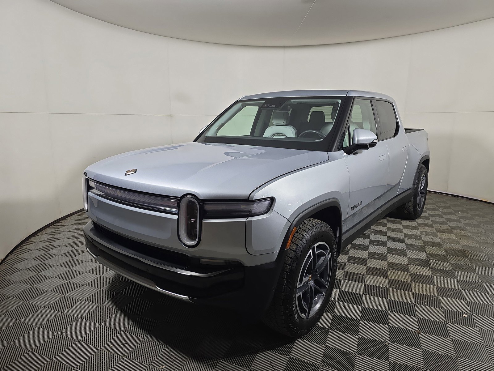 Used 2025 Rivian R1T Adventure AWD/4WD image 1