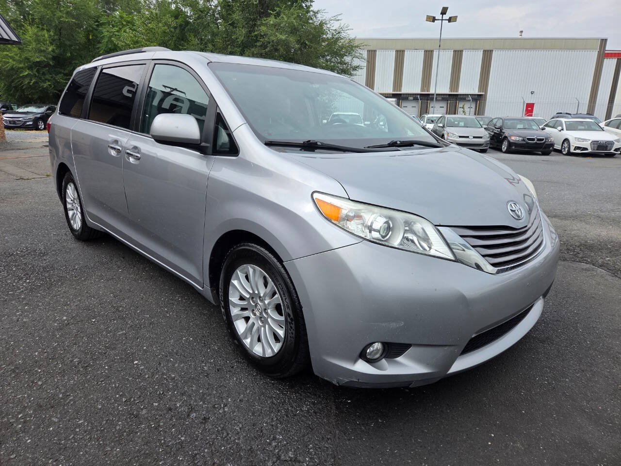 Used 2015 Toyota Sienna XLE FWD image 3