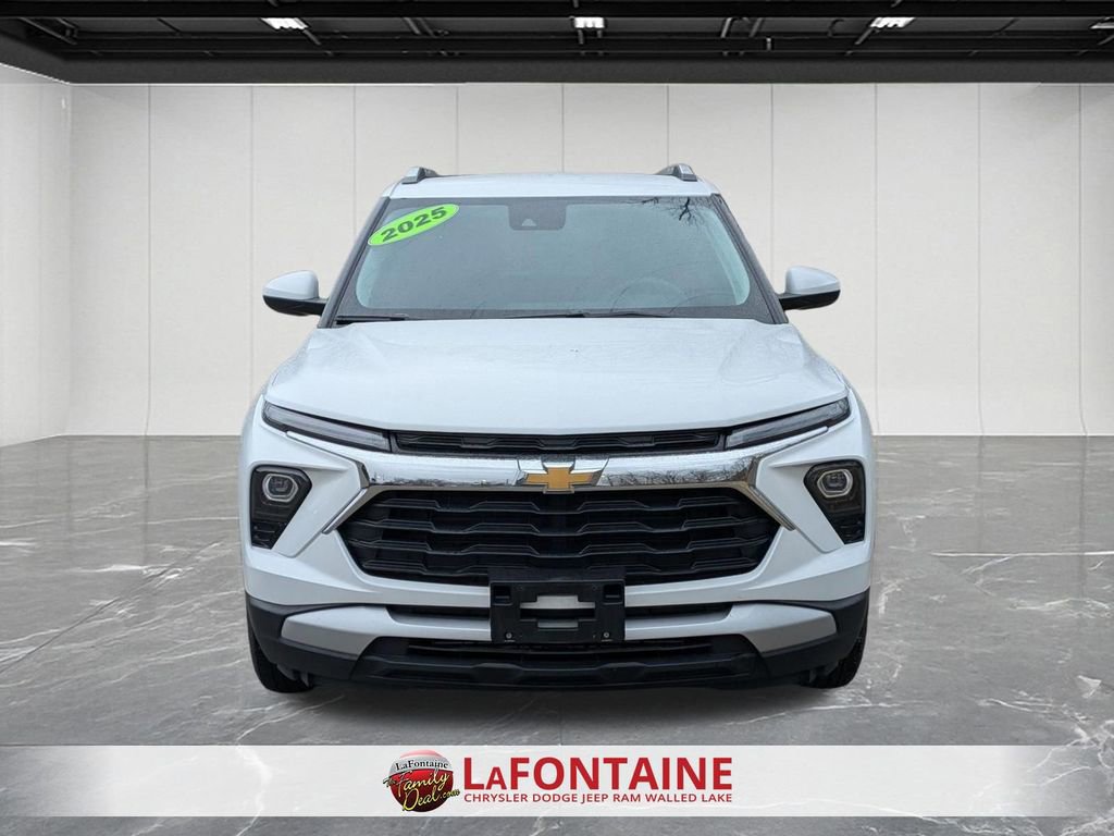 Used 2025 Chevrolet TrailBlazer LT image 2