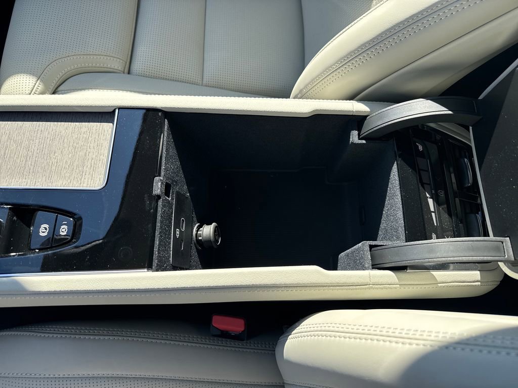 Used 2026 Volvo XC90 B6 Ultra image 30