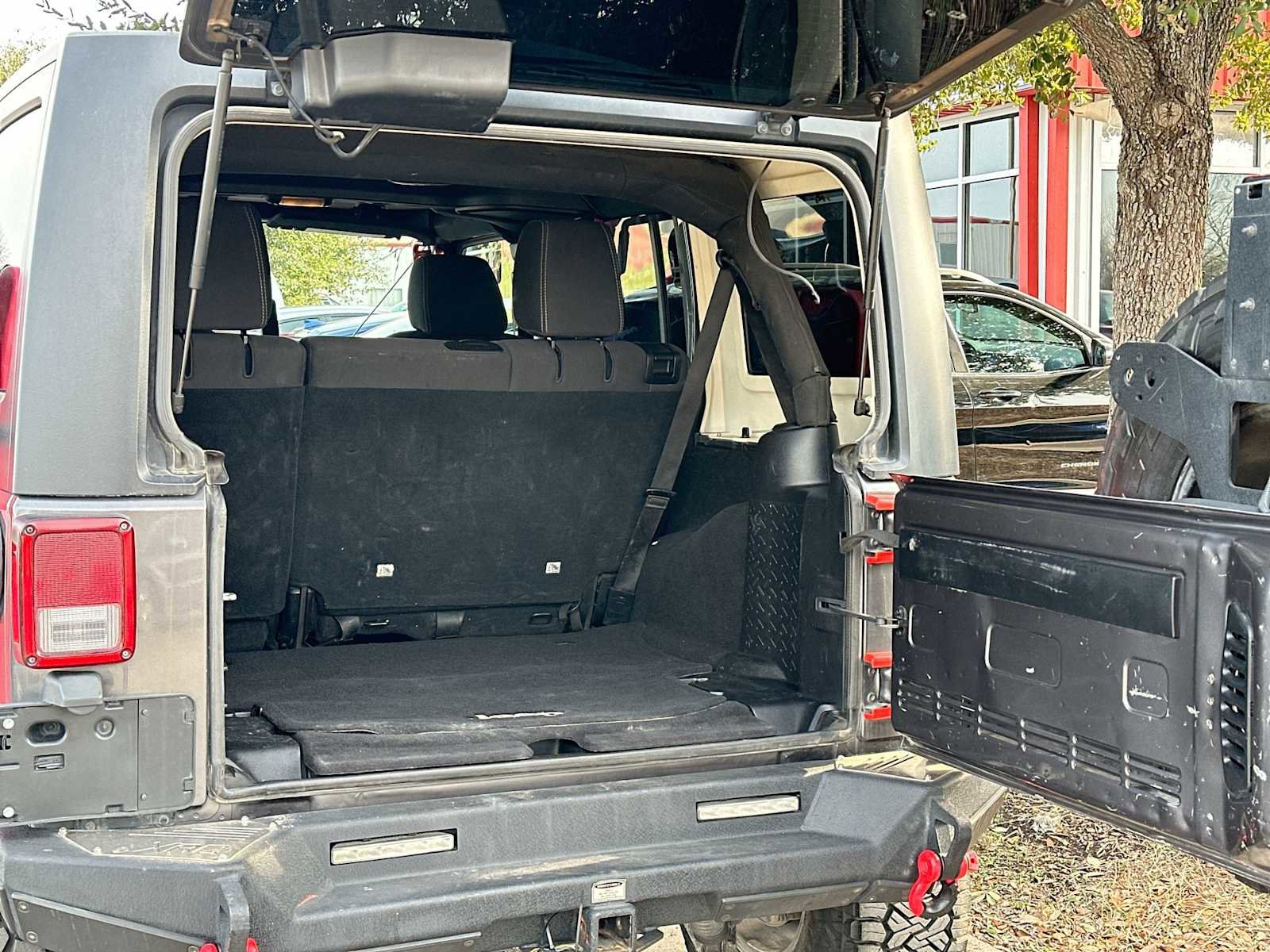 Used 2016 Jeep Wrangler Unlimited Rubicon w/ Connectivity Group image 28