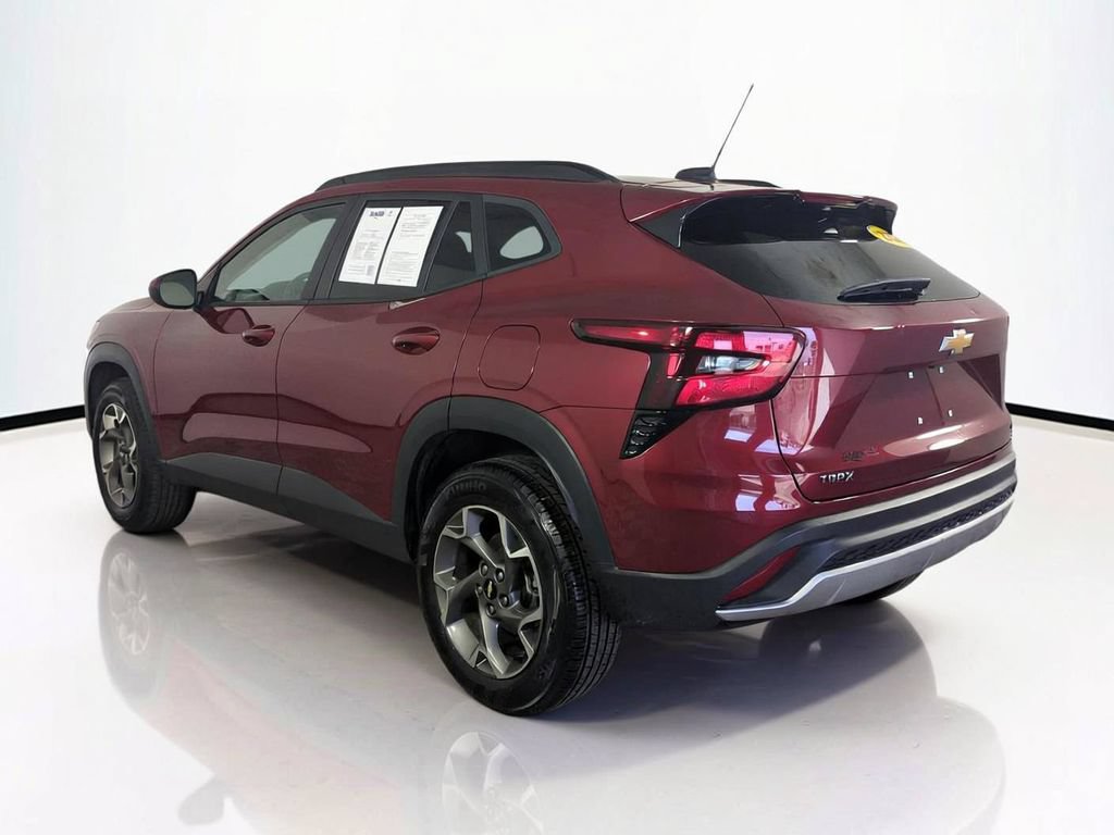 Used 2025 Chevrolet Trax LT FWD image 7