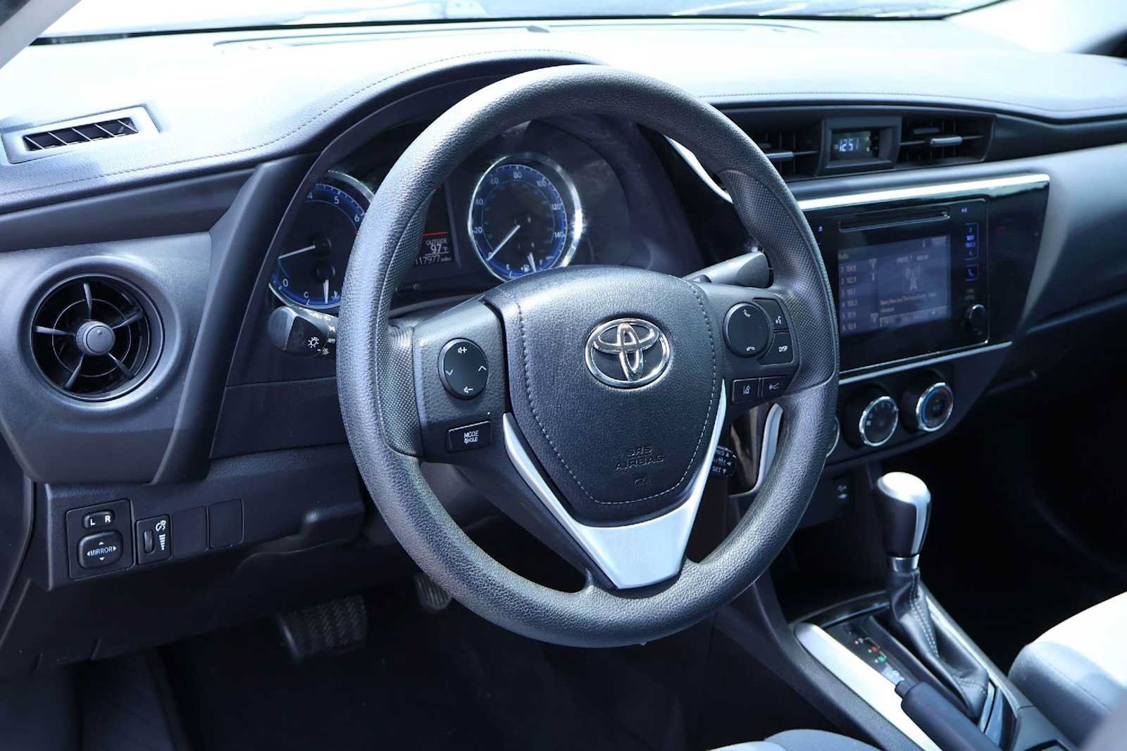 Used 2018 Toyota Corolla L FWD image 2