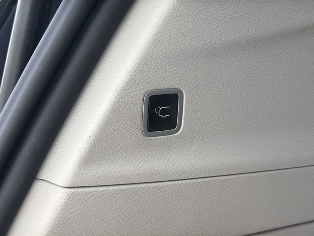 Used 2023 Chrysler Pacifica Touring-L FWD image 37