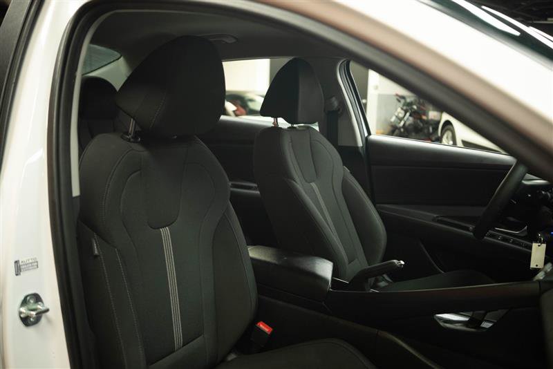Used 2025 Hyundai Elantra SE FWD image 14