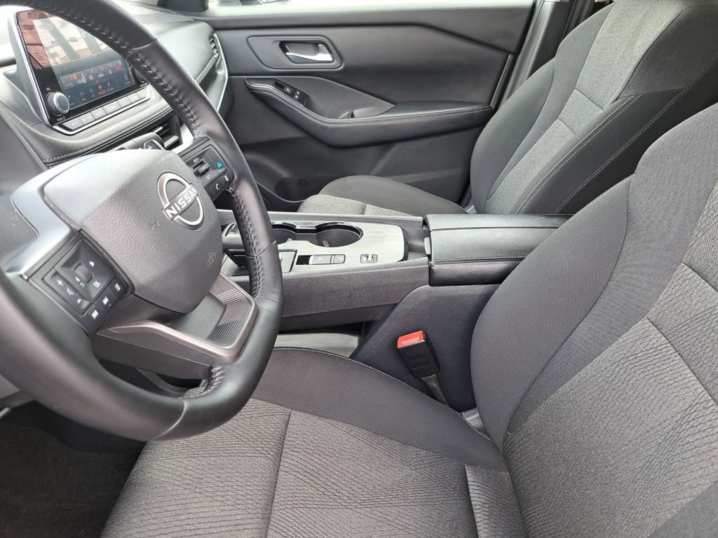 Used 2025 Nissan Rogue SV image 15