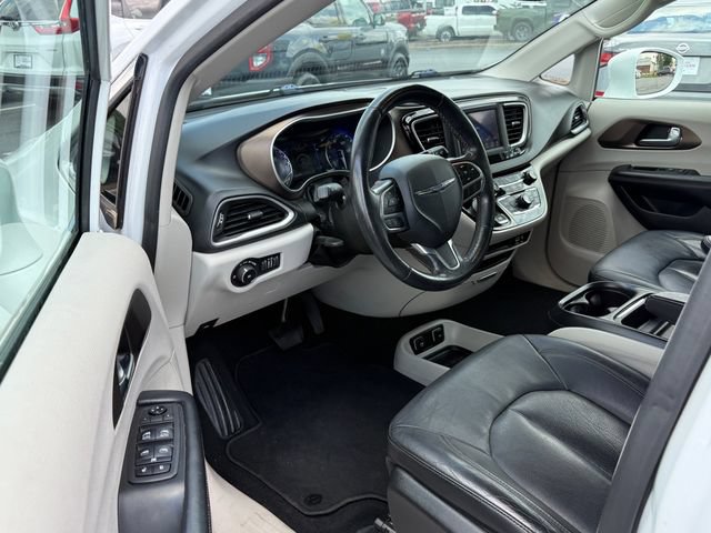 Used 2019 Chrysler Pacifica Touring-L FWD image 9