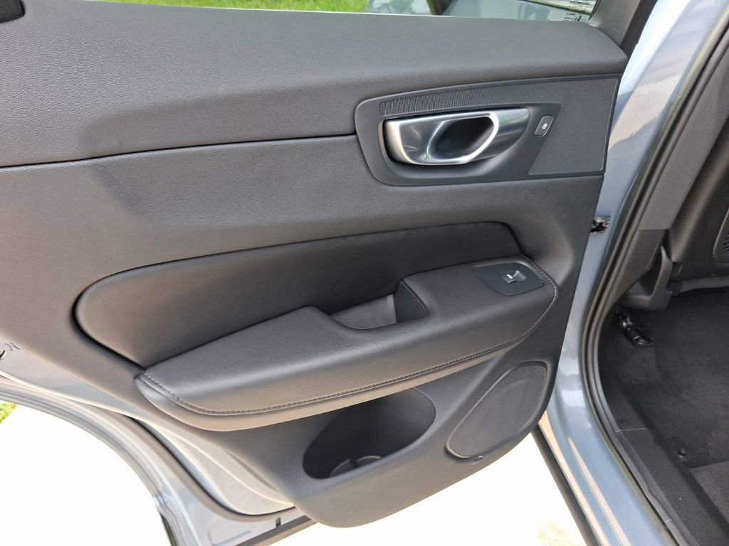 Used 2023 Volvo XC60 B5 Core FWD image 11
