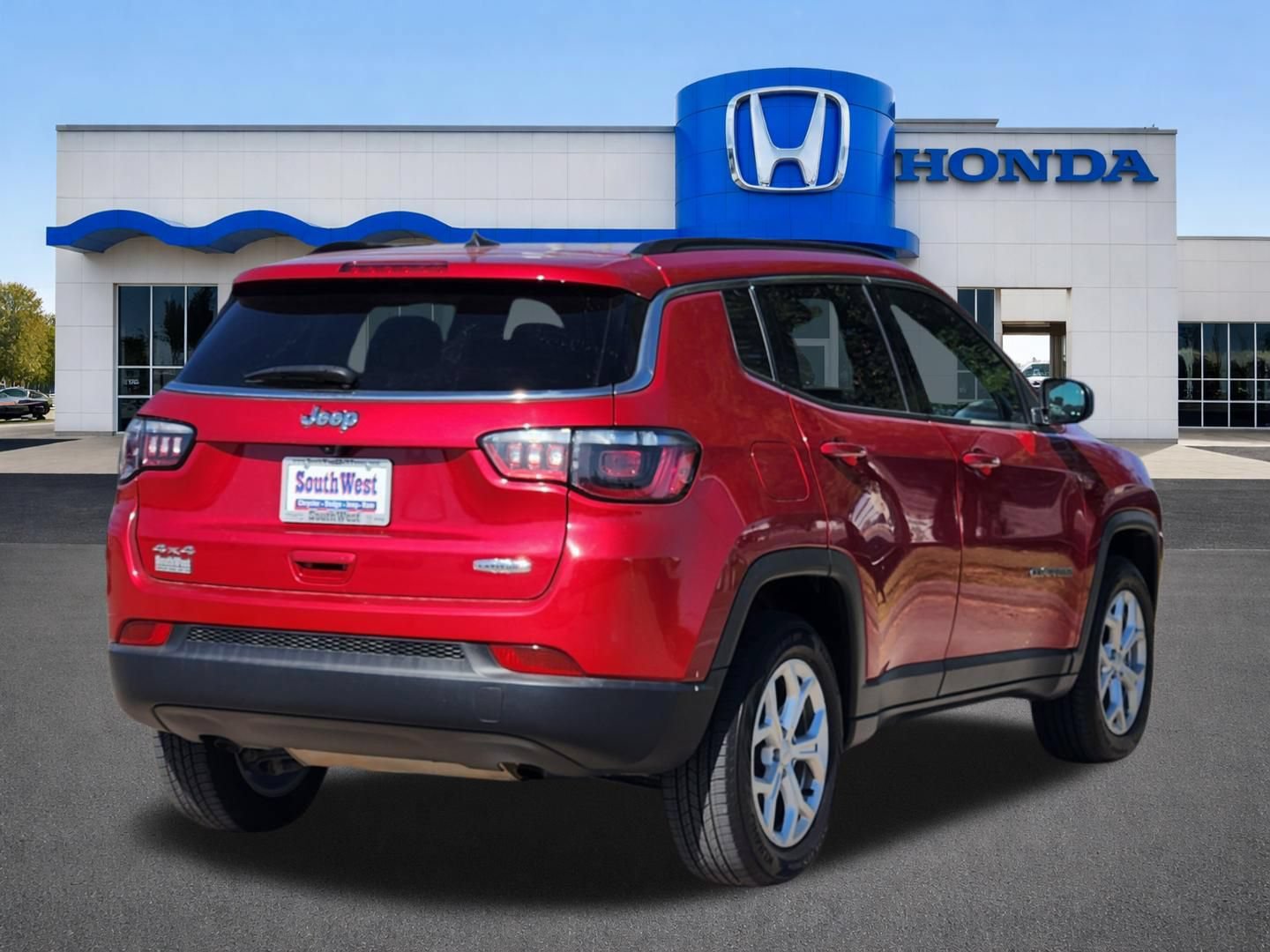 Used 2024 Jeep Compass Latitude AWD/4WD image 5
