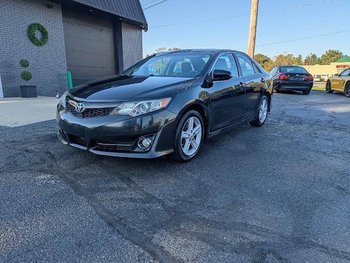 Used 2012 Toyota Camry SE FWD image 2
