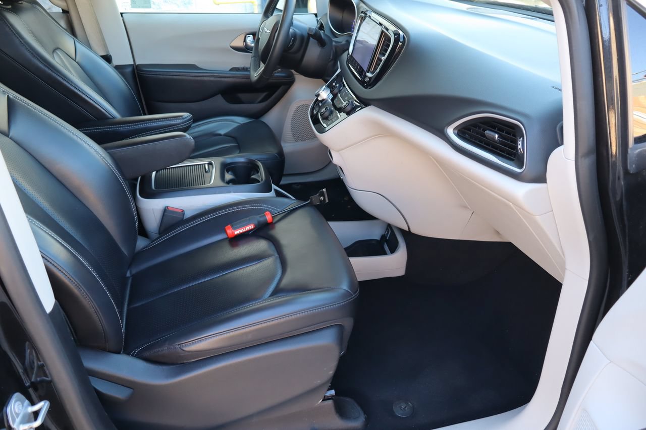 Used 2023 Chrysler Pacifica Touring-L FWD image 17