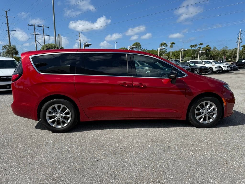 Used 2026 Chrysler Pacifica Limited image 6