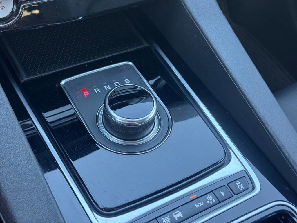 Used 2018 Jaguar F-PACE Premium image 15