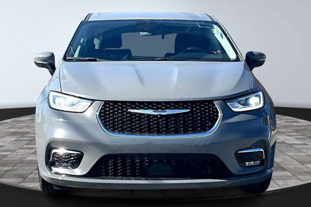 Used 2023 Chrysler Pacifica Touring-L image 3