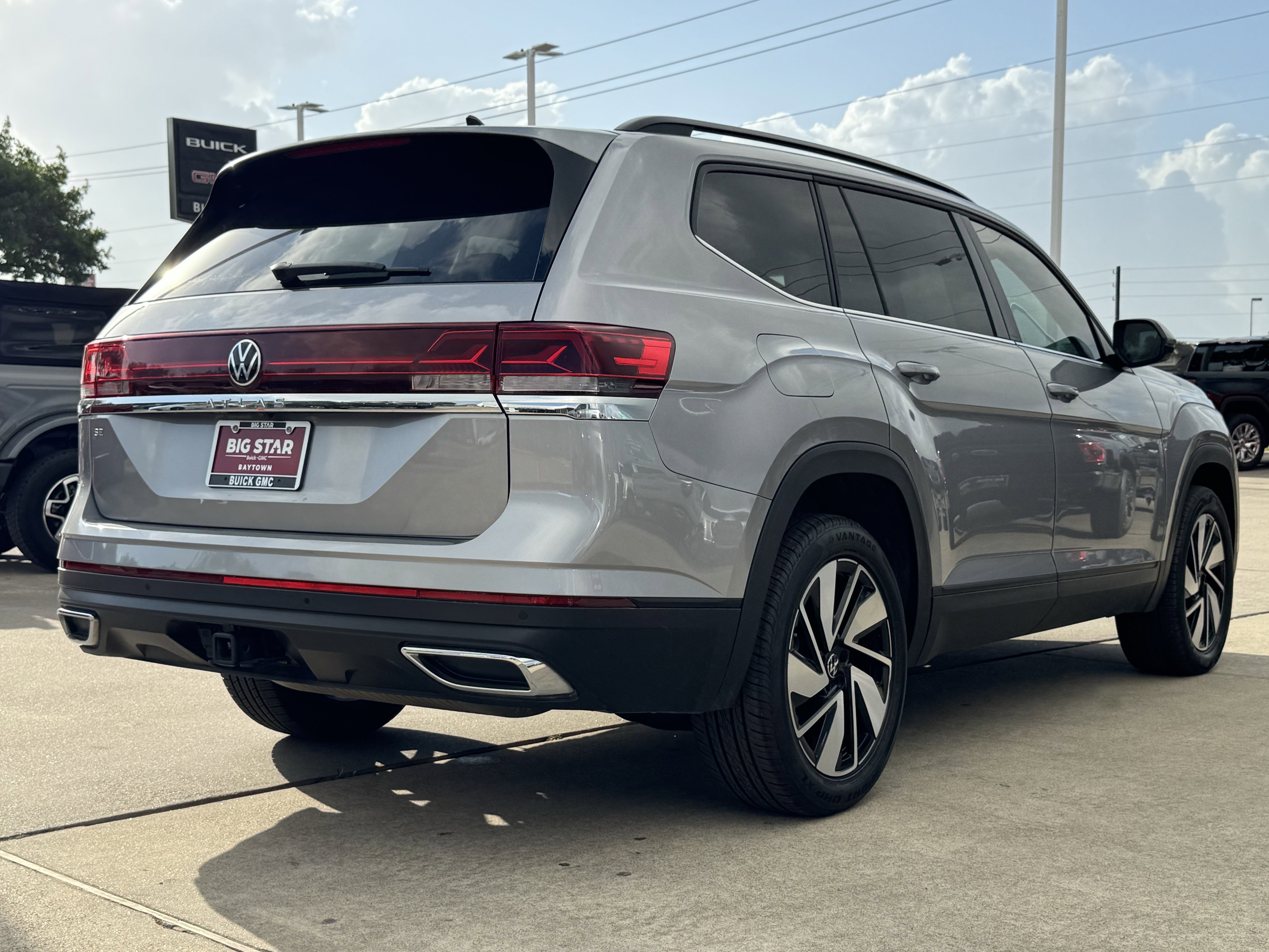 Used 2025 Volkswagen Atlas SE FWD image 8