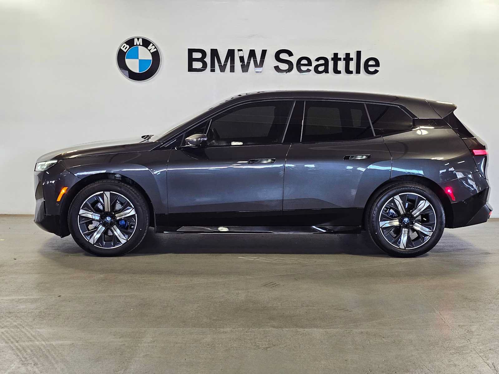 Used 2024 BMW iX xDrive50 w/ Sport Package AWD/4WD image 3
