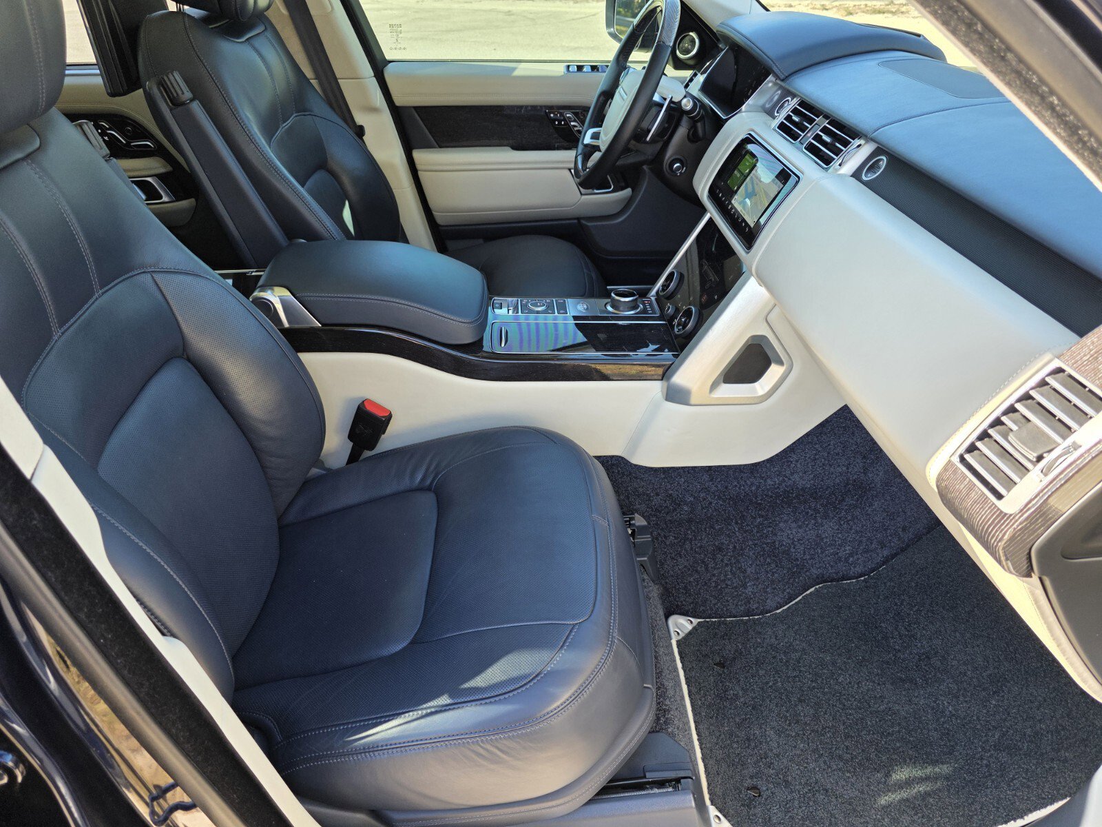 Used 2020 Land Rover Range Rover Long Wheelbase Autobiography image 3