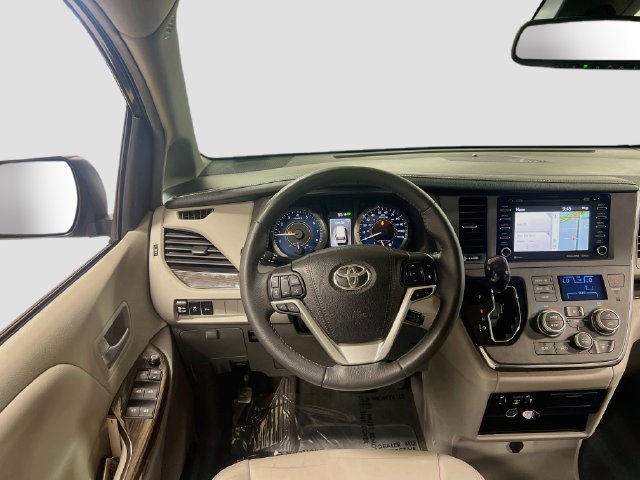Used 2018 Toyota Sienna XLE w/ XLE Navigation Package FWD image 24