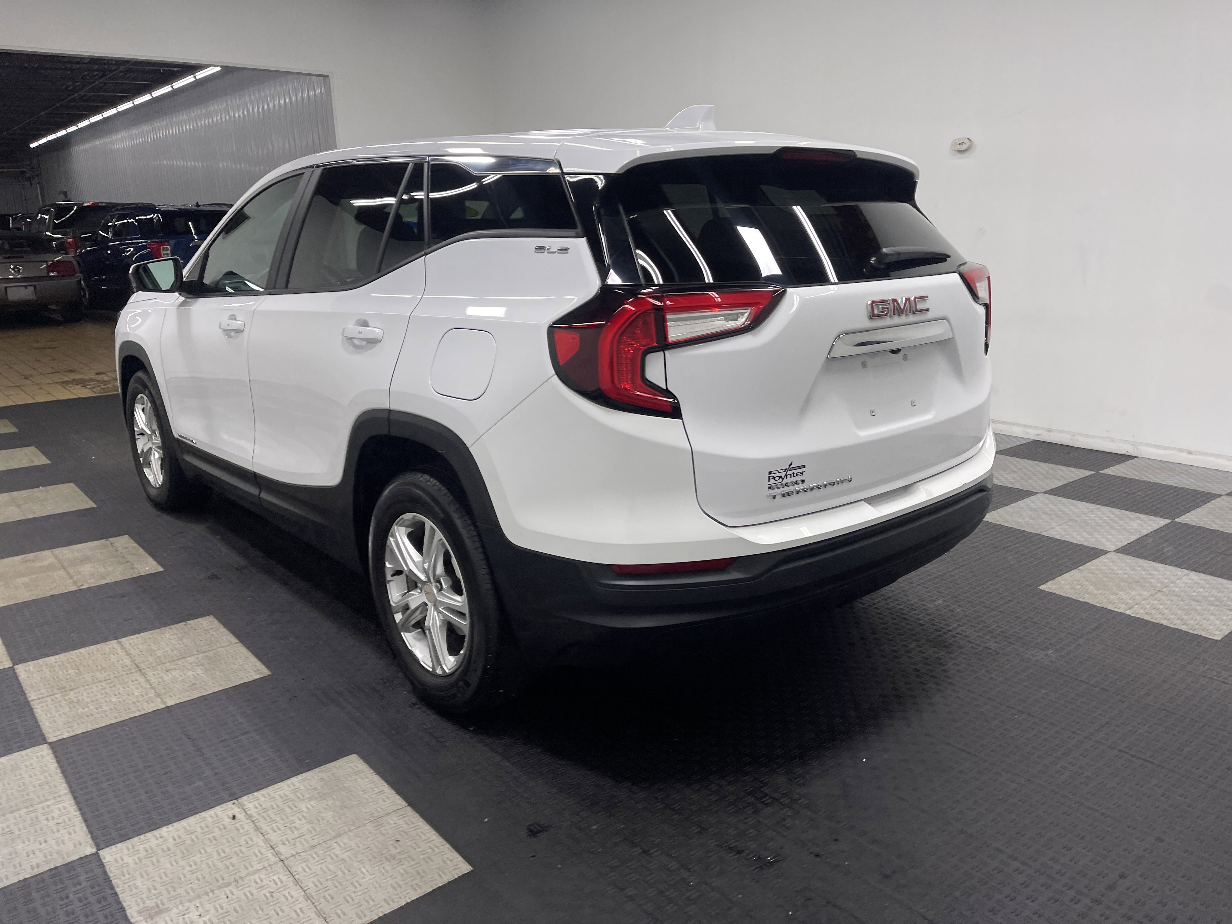Used 2024 GMC Terrain SLE FWD image 2