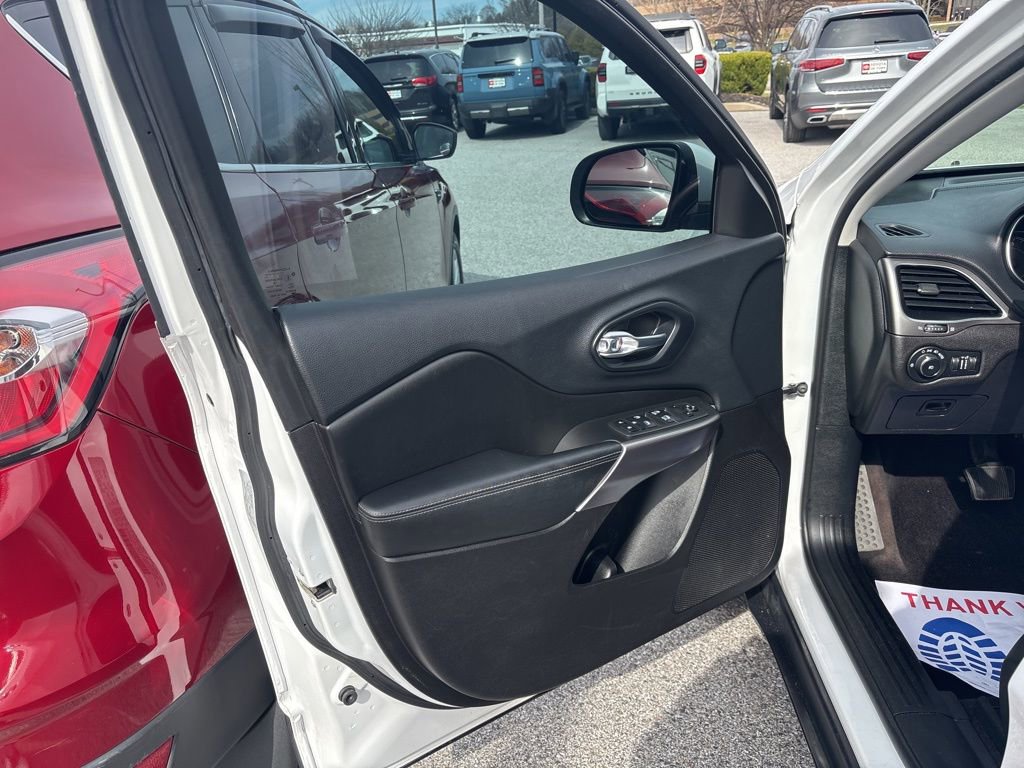 Used 2019 Jeep Cherokee Latitude Plus image 14