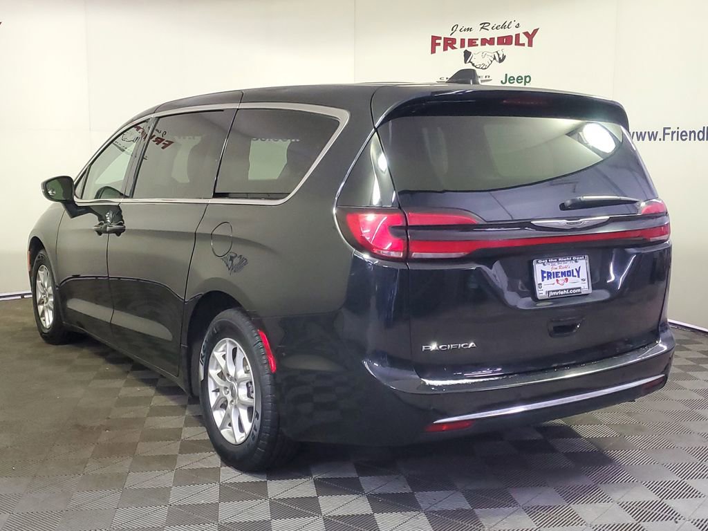 Used 2023 Chrysler Pacifica Touring-L image 4