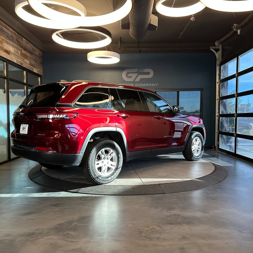 Used 2023 Jeep Grand Cherokee Laredo w/ Luxury Tech Group I AWD/4WD image 3