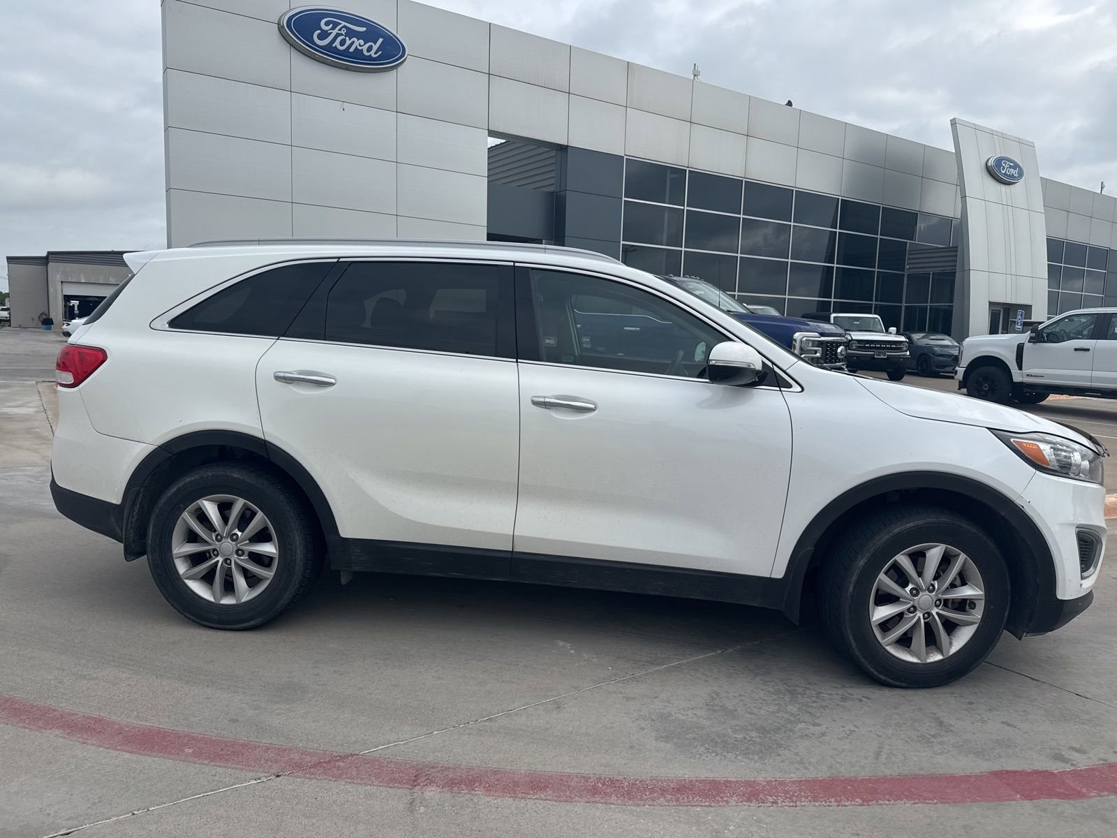 Used 2018 Kia Sorento LX FWD image 2
