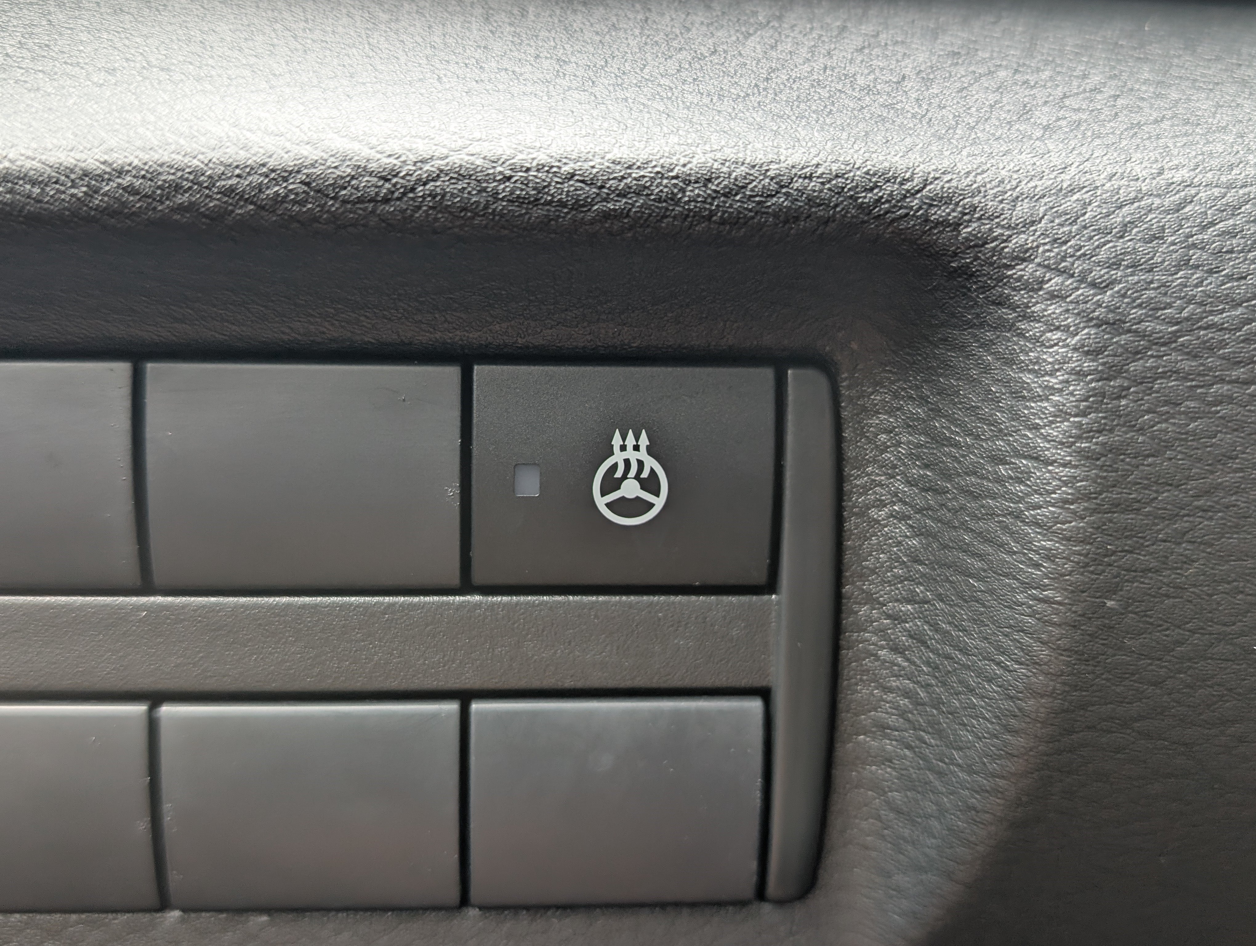 Used 2024 Nissan Kicks SR w/ SR Premium Package FWD image 31