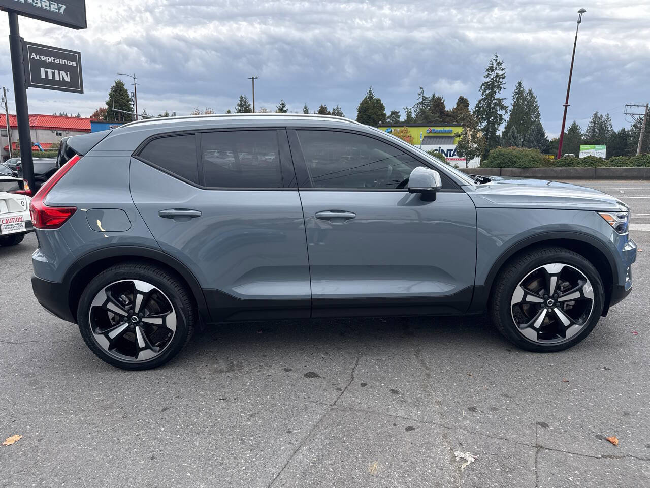 Used 2020 Volvo XC40 T5 Momentum w/ Protection Package Premier image 11