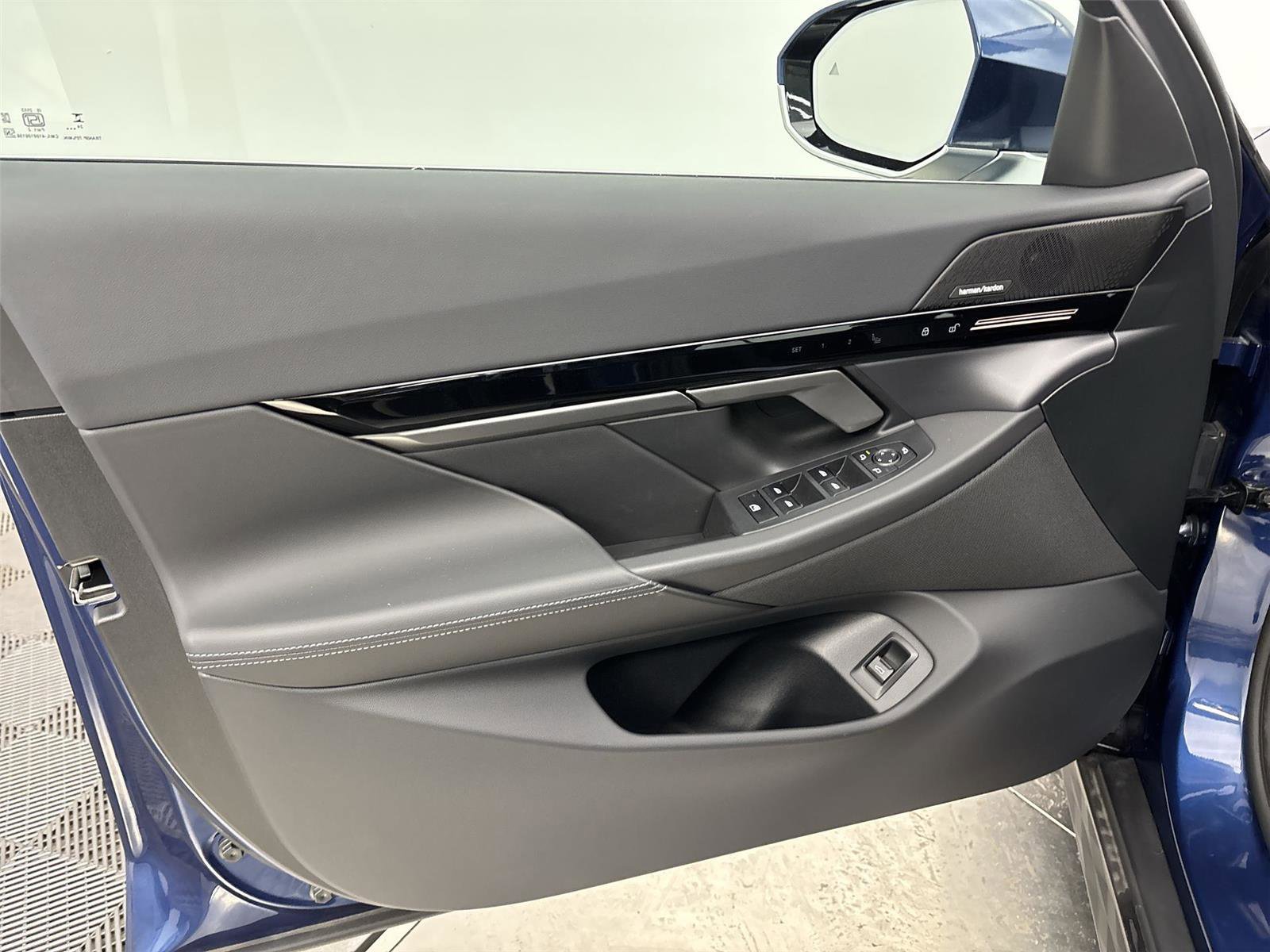 Used 2025 BMW 530i xDrive w/ Premium Package image 26