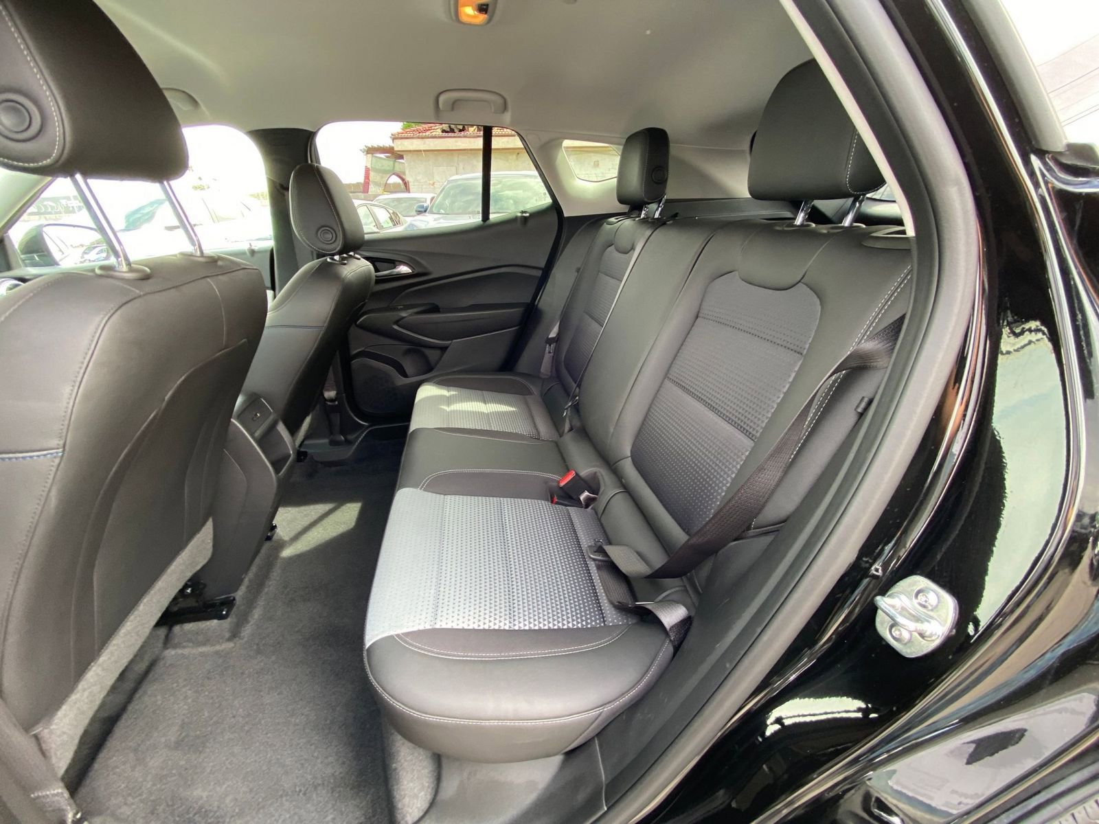 Used 2025 Chevrolet Trax LT w/ LT Convenience Package FWD image 36