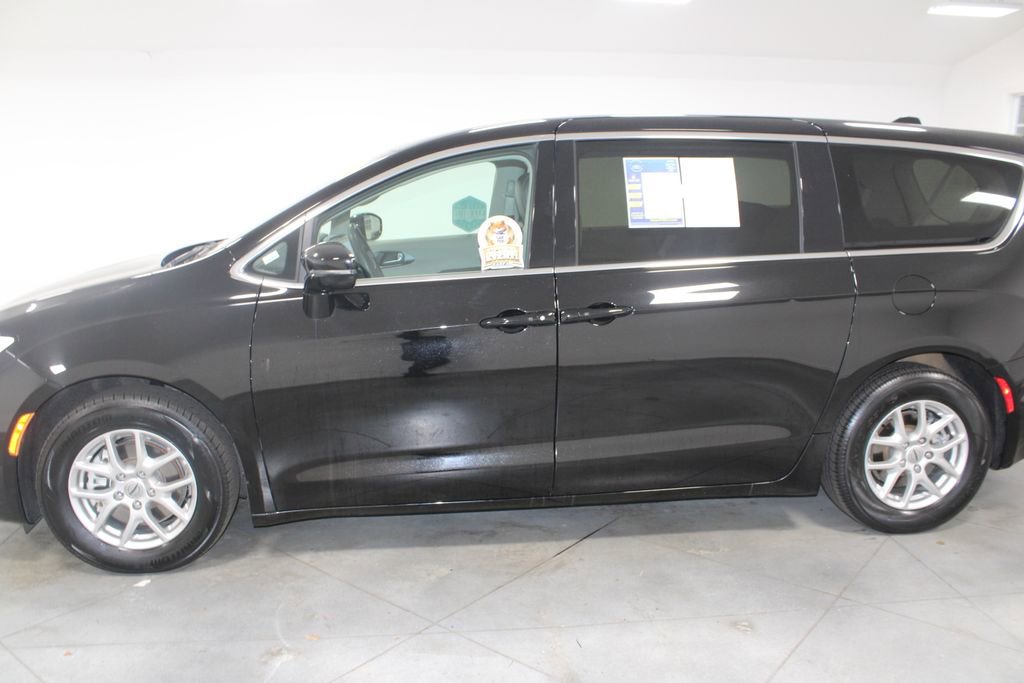 Used 2024 Chrysler Pacifica Touring-L image 6