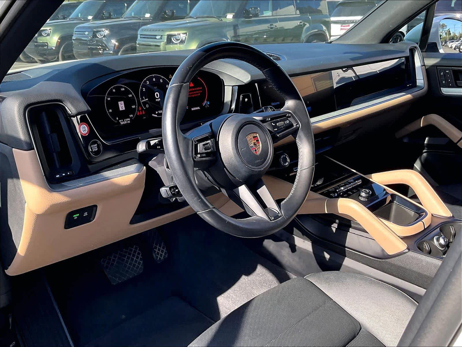 Used 2024 Porsche Cayenne AWD/4WD image 16