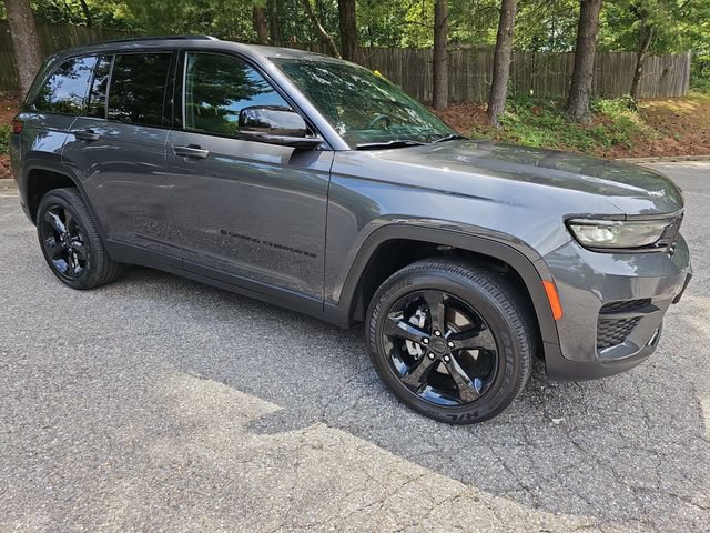 Used 2025 Jeep Grand Cherokee Altitude AWD/4WD image 1