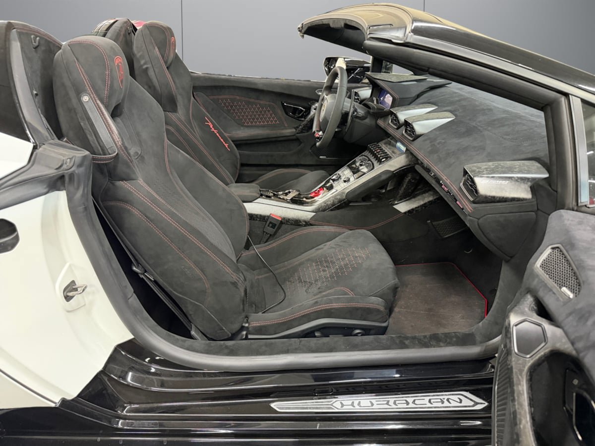 Used 2019 Lamborghini Huracan Performante AWD/4WD image 18