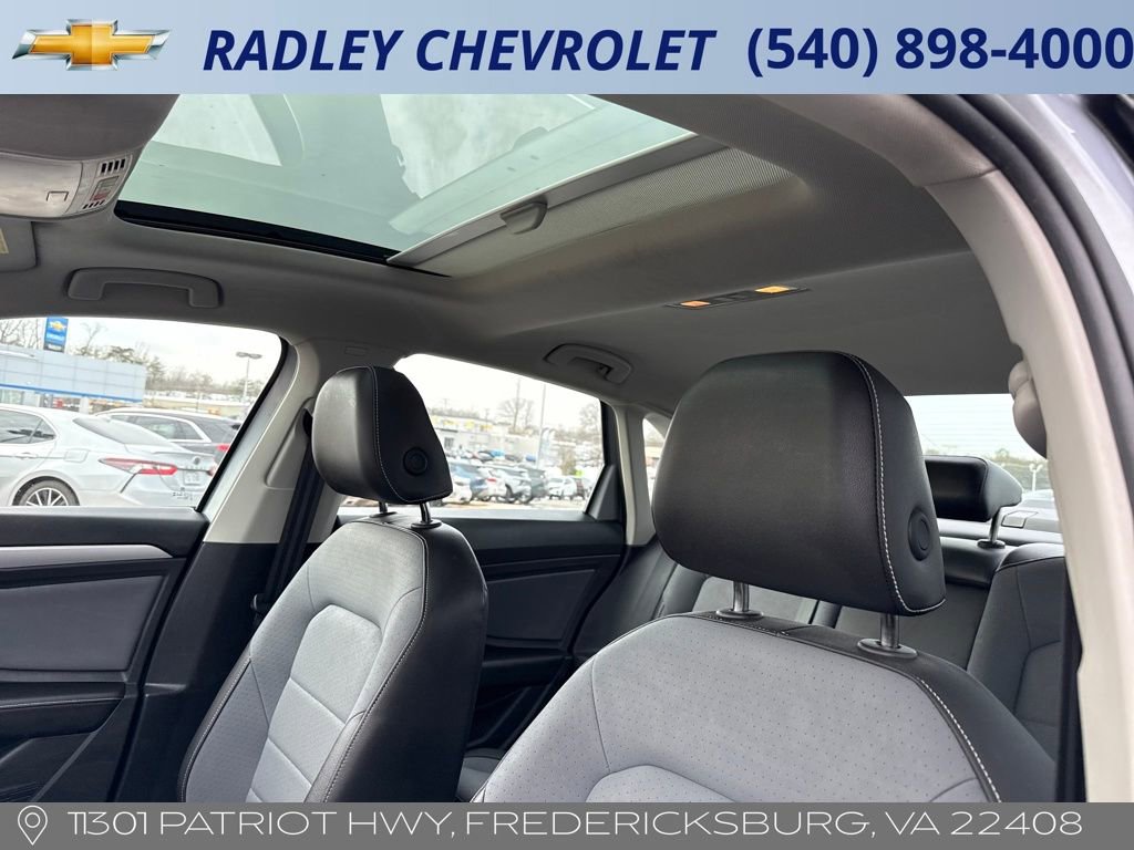 Used 2025 Volkswagen Jetta SE image 2