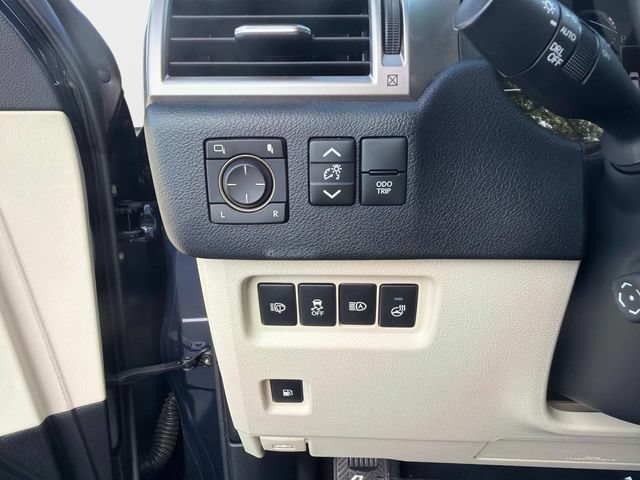 Used 2022 Lexus GX 460 Premium w/ Accessory Package AWD/4WD image 30