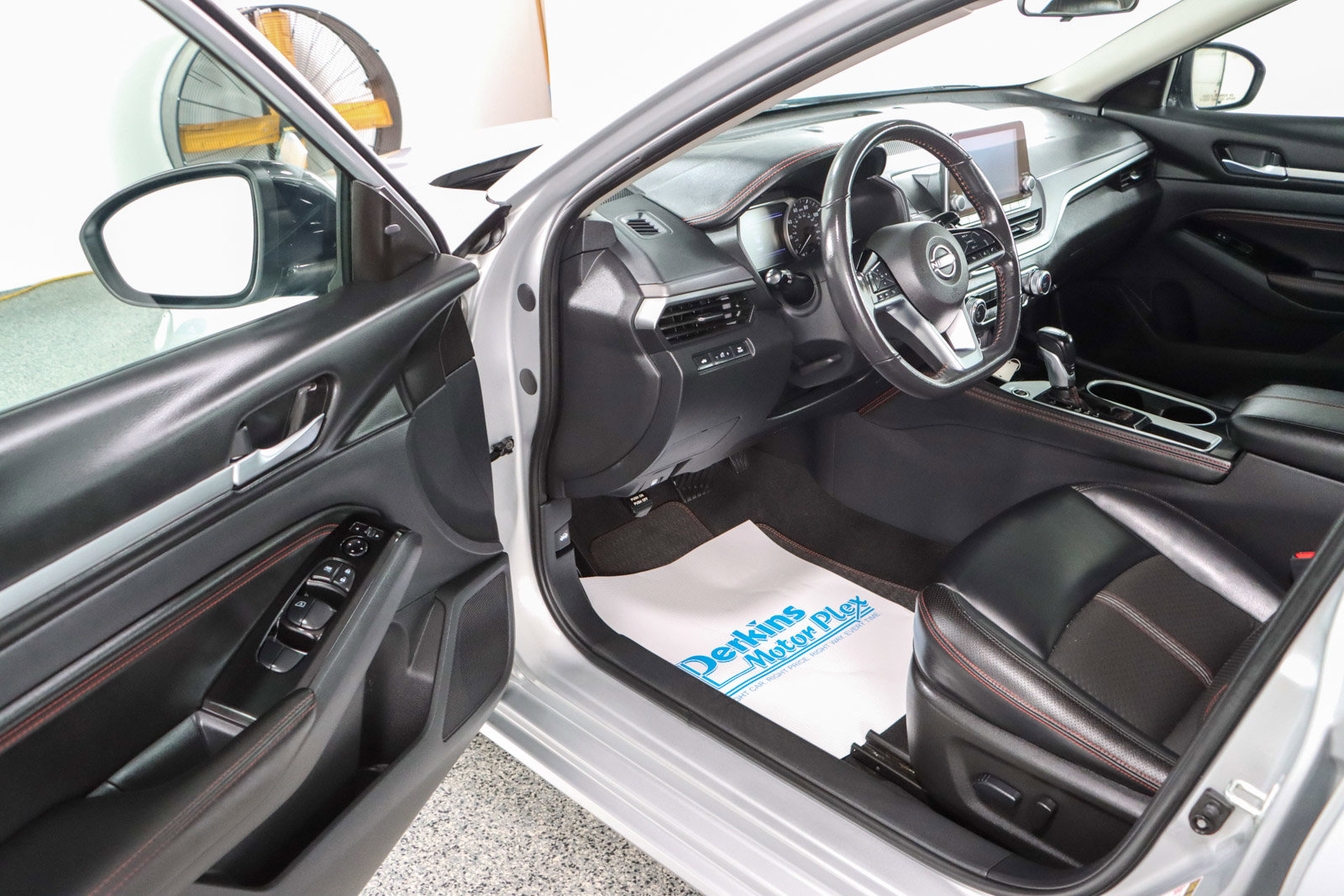 Used 2023 Nissan Altima 2.5 SR image 3