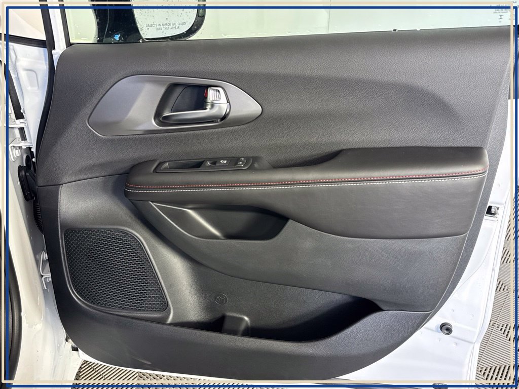 New 2027 Chrysler Pacifica Select AWD/4WD image 35