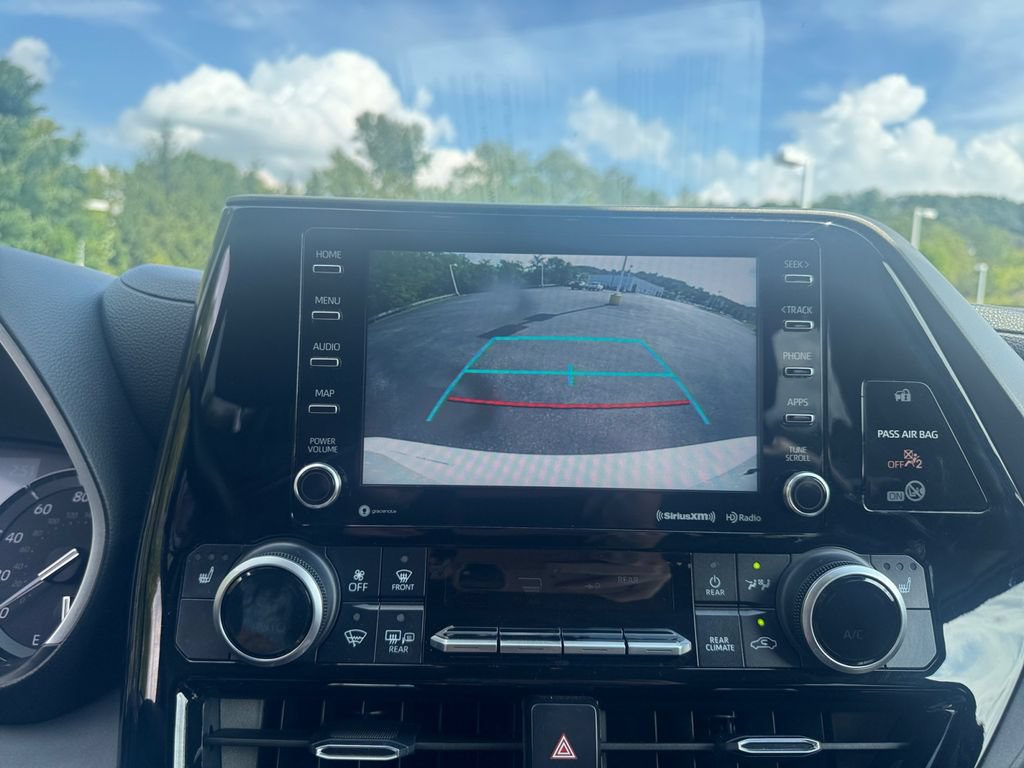 Used 2021 Toyota Highlander XLE AWD/4WD image 17
