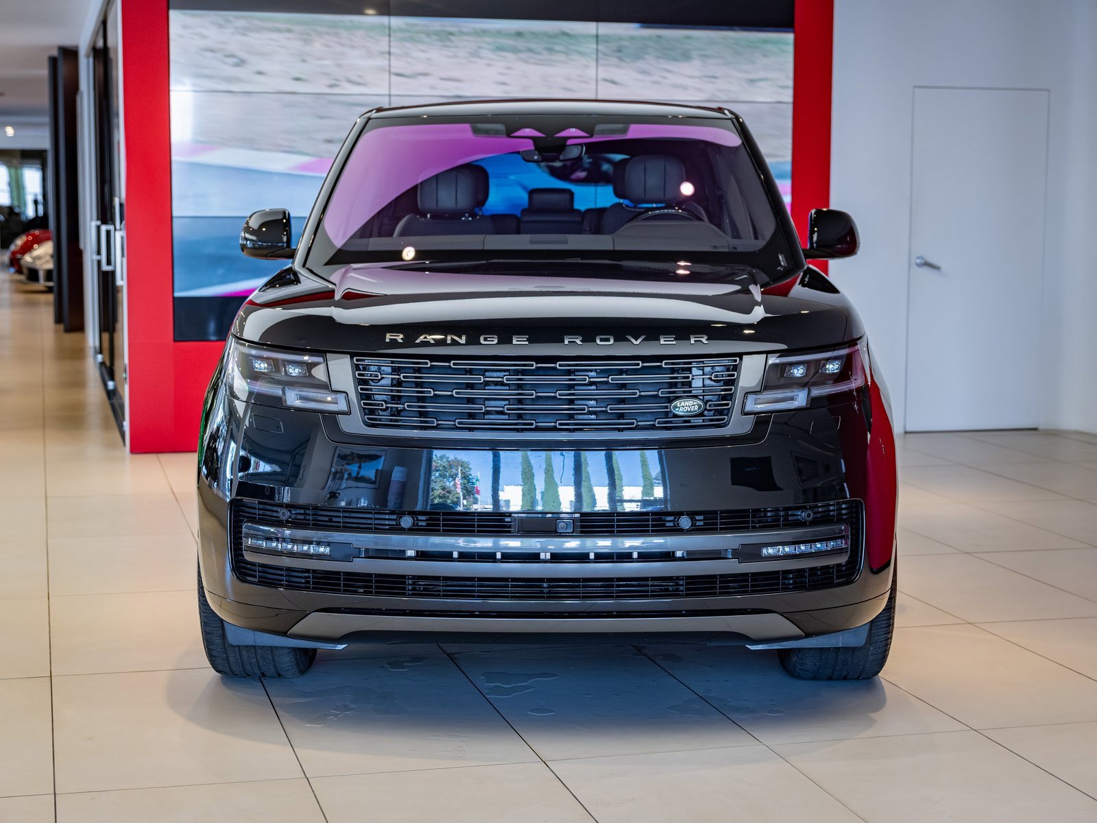 Used 2023 Land Rover Range Rover SE image 2