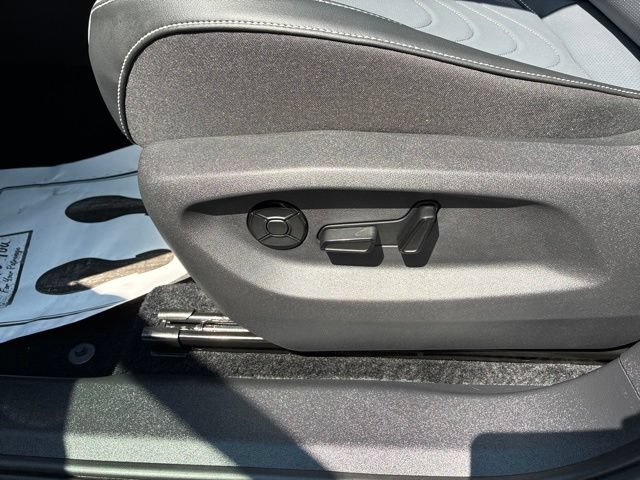 Used 2026 Volkswagen Tiguan SE w/ Panoramic Sunroof Package AWD/4WD image 11