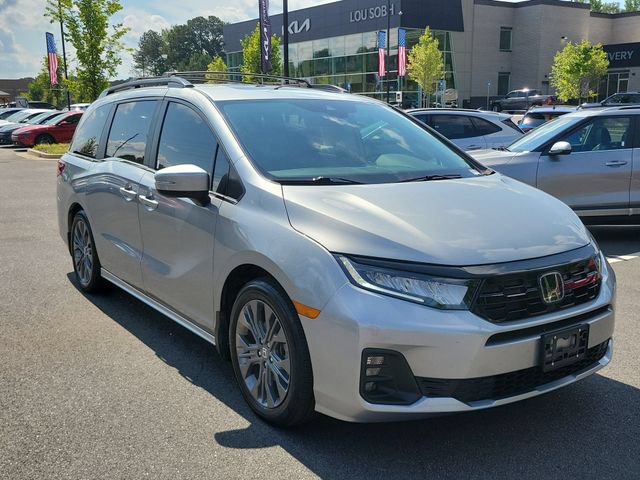 Used 2025 Honda Odyssey Touring image 3
