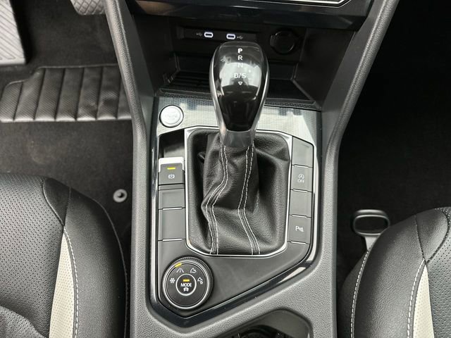 Certified 2025 Volkswagen Taos SEL image 21