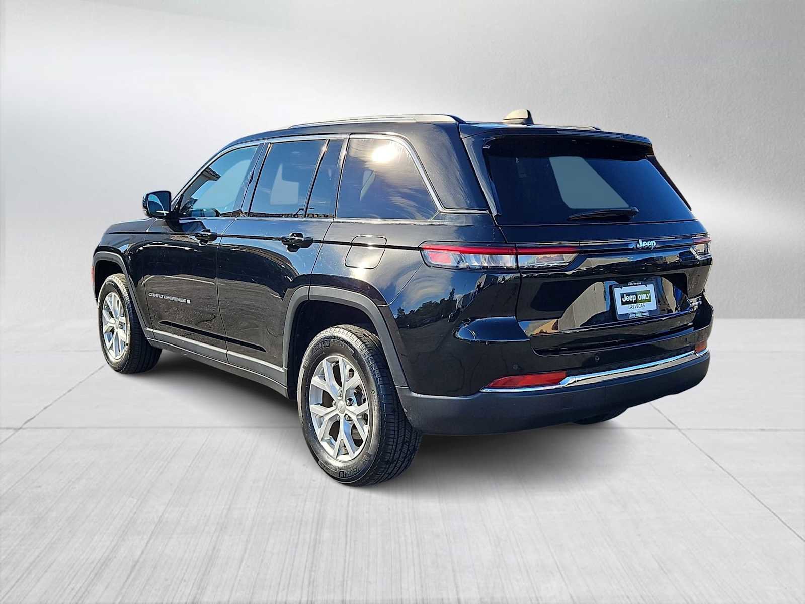 Used 2023 Jeep Grand Cherokee Limited image 6