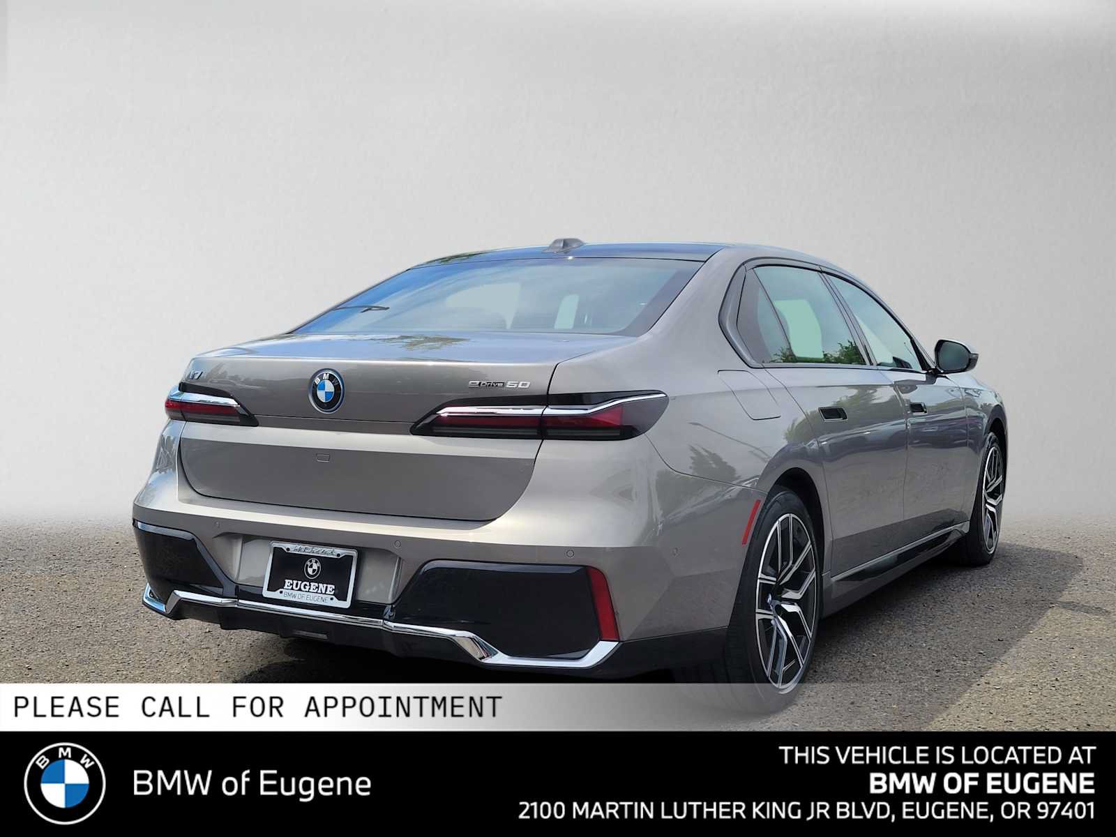 Used 2025 BMW i7 eDrive50 w/ M Sport Package RWD image 3