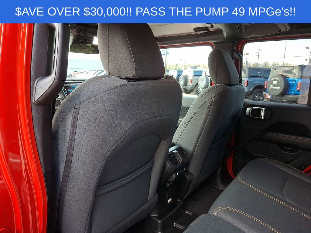 Used 2025 Jeep Wrangler Unlimited Sahara AWD/4WD image 12