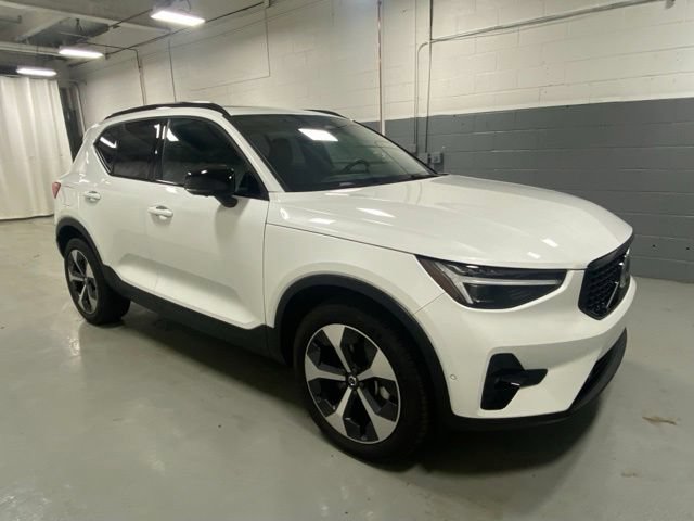Used 2026 Volvo XC40 B5 Plus AWD/4WD image 4